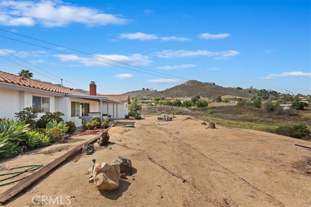 20061 Lounsberry Road, Perris CA: https://media.crmls.org/medias/84e4a395-d17c-4b9f-b242-c12c5d739182.jpg