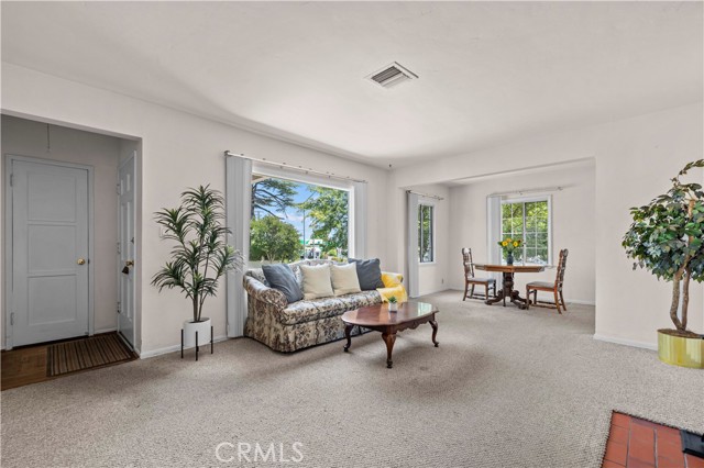 2505 North Keystone Street, Burbank CA: https://media.crmls.org/medias/84e628fc-9f01-4d56-909b-aaa378c2a252.jpg