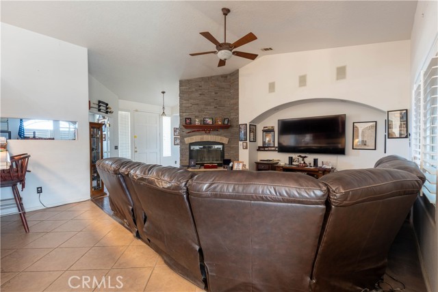 Detail Gallery Image 10 of 53 For 11436 Pinon Ave, Hesperia,  CA 92345 - 4 Beds | 2 Baths