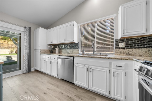 Detail Gallery Image 15 of 41 For 27769 Kristin Ln, Saugus,  CA 91350 - 3 Beds | 2 Baths