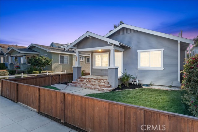 765 Loma Avenue, Long Beach CA: https://media.crmls.org/medias/84edd1ce-37a6-4c1f-b44f-d9f253f710d2.jpg
