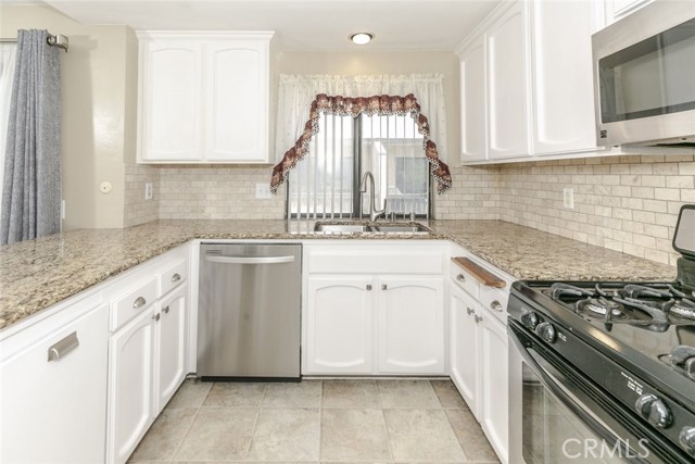 Detail Gallery Image 16 of 41 For 20737 Roscoe Bld #102,  Winnetka,  CA 91306 - 3 Beds | 3 Baths