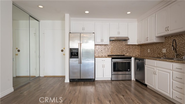 Detail Gallery Image 2 of 19 For 102 Scholz #37,  Newport Beach,  CA 92663 - 1 Beds | 1 Baths