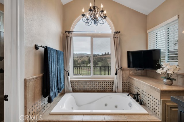950 Firestone Circle, Simi Valley CA: https://media.crmls.org/medias/84f6a1e0-f32c-40bd-a7e1-25065faea5b0.jpg