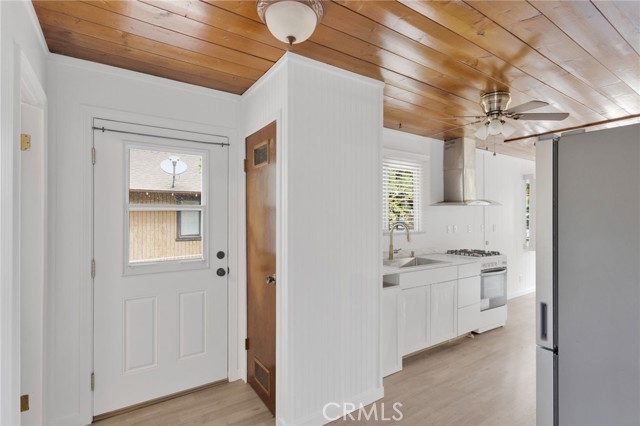 412 San Bernardino Avenue, Sugarloaf CA: https://media.crmls.org/medias/84f876fc-46ce-4c97-81be-4507f59ee522.jpg