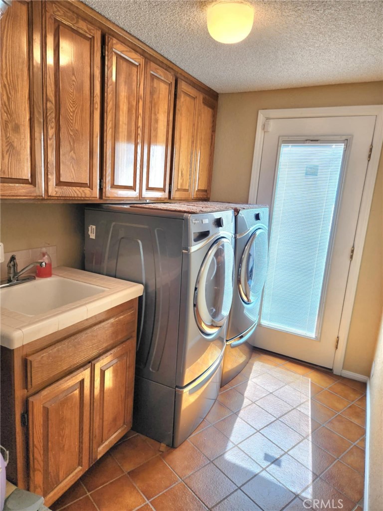 https://media.crmls.org/medias/84f8d4a6-53b4-491f-b336-597aef3c3236.jpg?preset=X-Large