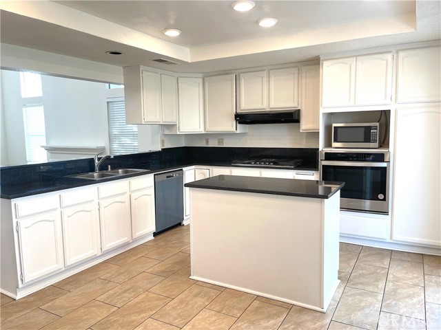 2985 Amber Drive, Corona CA: https://media.crmls.org/medias/84f8dffc-2f9b-4cea-9cce-36f300c3a049.jpg