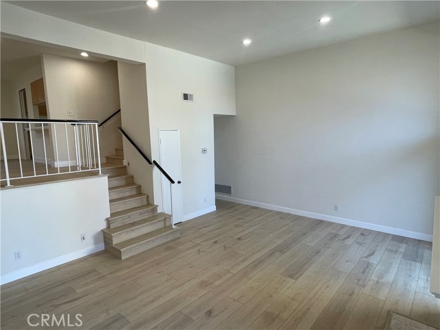 Detail Gallery Image 3 of 18 For 5477 Nestle #9,  Tarzana,  CA 91356 - 3 Beds | 3 Baths