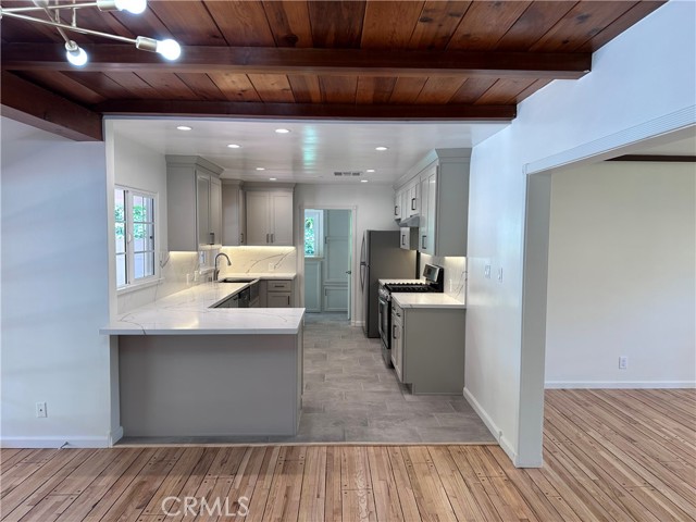 Detail Gallery Image 15 of 47 For 5369 Topeka Dr, Tarzana,  CA 91356 - 3 Beds | 2/1 Baths