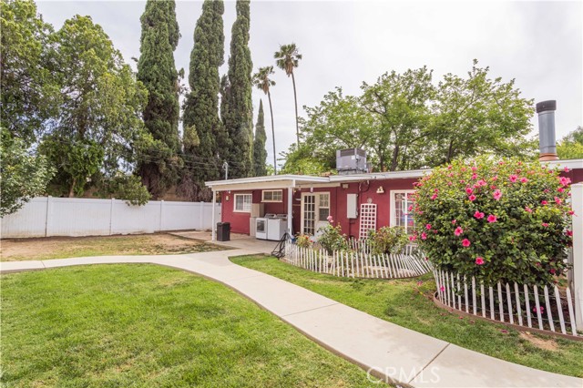 7744 Rhea Avenue, Reseda CA: https://media.crmls.org/medias/85016224-65e0-401c-b904-182167529f4c.jpg