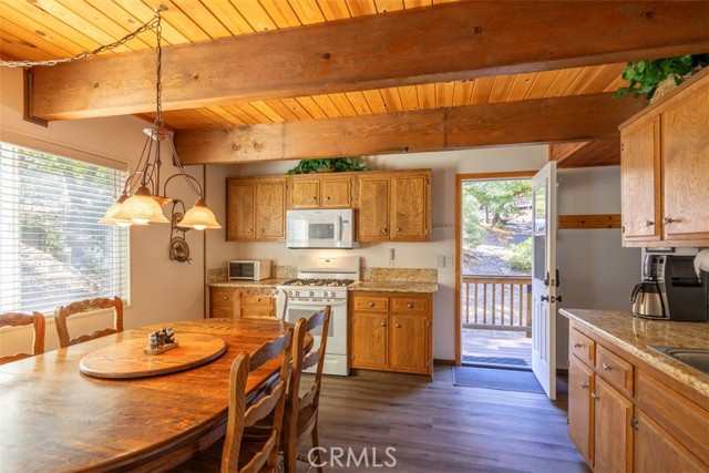 Detail Gallery Image 6 of 40 For 1070 S Minton Ave, Big Bear City,  CA 92314 - 2 Beds | 2 Baths