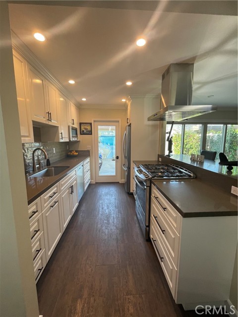 9852 Coral Cove Circle, Huntington Beach CA: https://media.crmls.org/medias/85093667-6e9d-4b0a-a698-d6d6a7760443.jpg