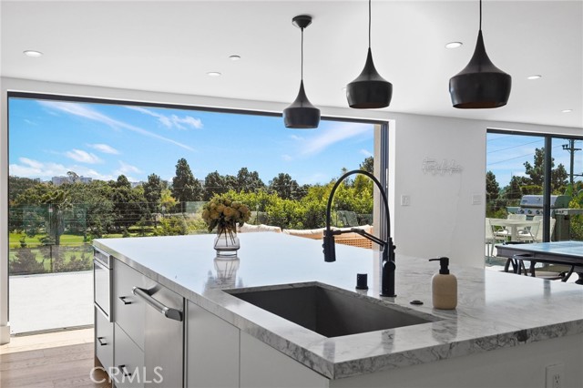 Detail Gallery Image 2 of 25 For 1812 Navy, Santa Monica,  CA 90405 - 5 Beds | 3 Baths