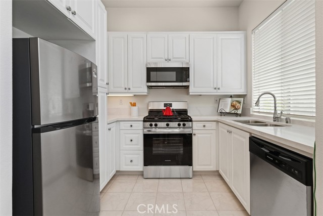 10 Palmieri Aisle, Irvine CA: https://media.crmls.org/medias/851088c4-751d-48f1-b024-4eca34084b25.jpg