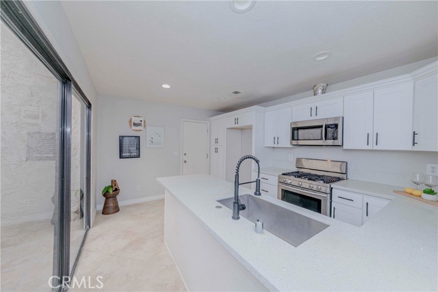 9724 Walker Court, Cypress CA: https://media.crmls.org/medias/8511d28f-8efd-4762-aeaf-1b2b0643dfad.jpg