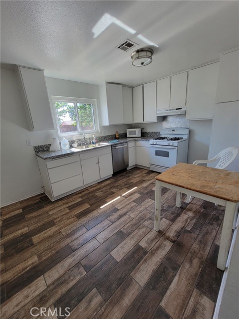 11015 Oakwood Avenue, Hesperia CA: https://media.crmls.org/medias/8512d179-007f-4f80-b0cb-82633a04958d.jpg