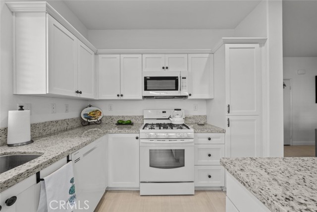 Detail Gallery Image 17 of 44 For 3559 Half Dome Ave, Rosamond,  CA 93560 - 4 Beds | 2 Baths