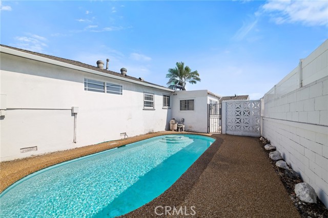 2109 N Dymond Street, Burbank CA: https://media.crmls.org/medias/8516d44d-33d1-4a15-a2e1-672ae1d6c12a.jpg