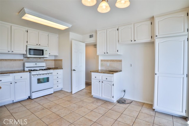 Detail Gallery Image 16 of 57 For 1071 Lakeview Ter, Azusa,  CA 91702 - 2 Beds | 2 Baths