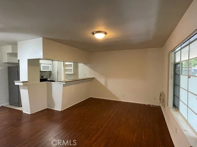1013 N San Vicente Boulevard 2 West Hollywood, California Ground Floor Apartment
Laminate Flooring
Carpet in Bedrooms
Wall Unit AC / Heater
Granite Counter top
Ceiling Fan
Fridge, Stove, Dishwasher, Microwave
2 Parking Spots
Laundry on Premises
Water & Trash Paid
One year lease
Will consider one small pet