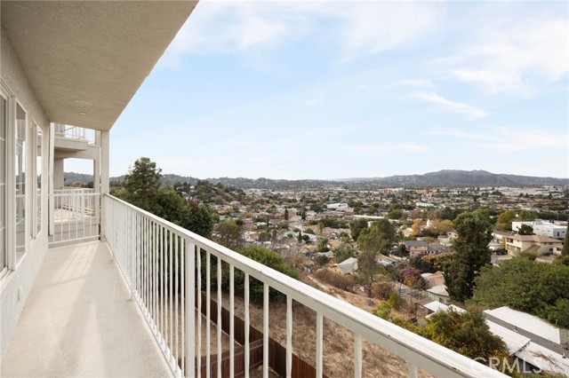 Detail Gallery Image 29 of 32 For 2391 Yorkshire Dr, Los Angeles,  CA 90065 - 3 Beds | 2/1 Baths