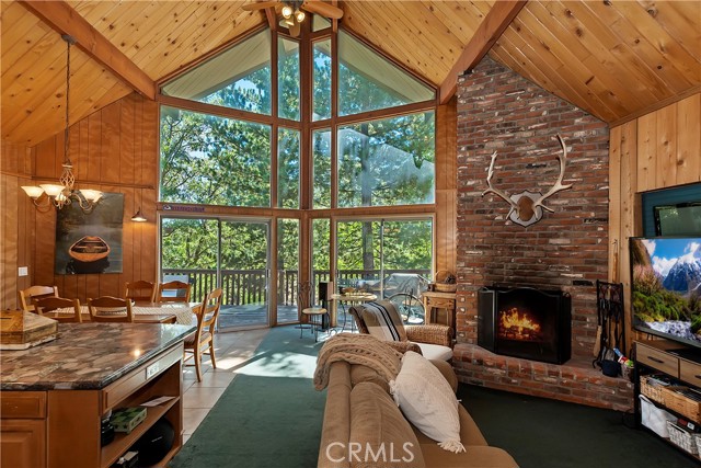 Detail Gallery Image 3 of 27 For 1068 Oak Ln, Lake Arrowhead,  CA 92326 - 3 Beds | 1/1 Baths