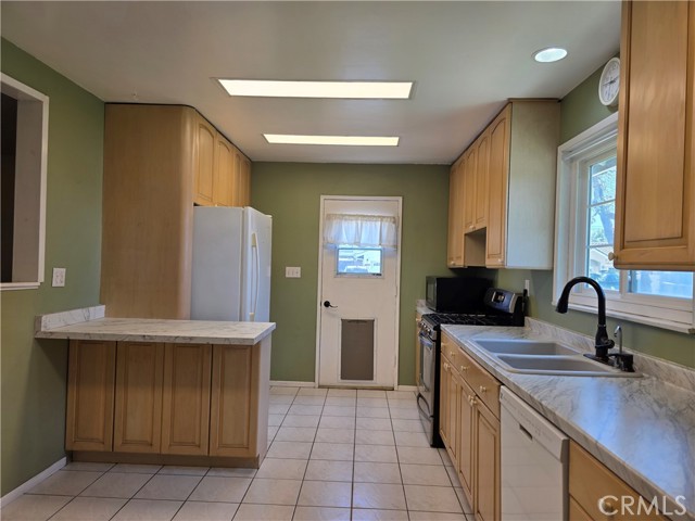 1370 S Oriole Street, Anaheim CA: https://media.crmls.org/medias/851ea0db-2c54-4b96-aaf9-bbaef59c5480.jpg
