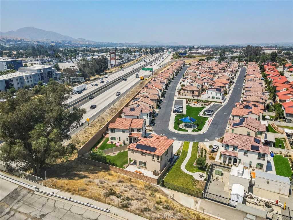 https://media.crmls.org/medias/852455d5-94ae-4f92-856f-2b73d5f7912d.jpg?preset=X-Large