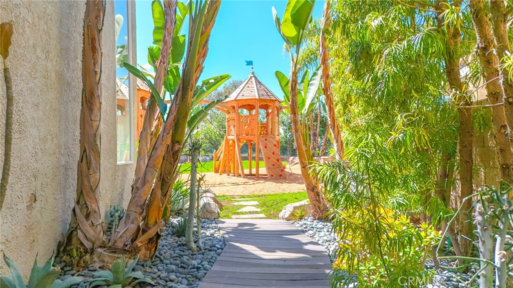https://media.crmls.org/medias/852642fc-bcad-4cb3-b02c-2d12831e8311.jpg?preset=X-Large