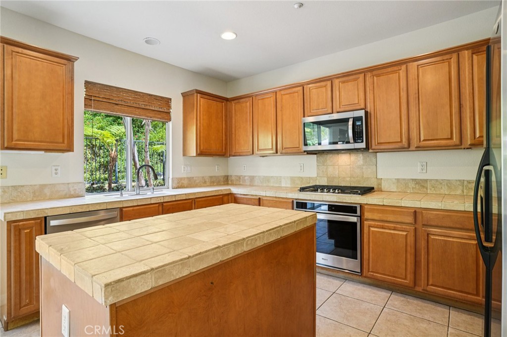 MLS #OC25182457 img 4