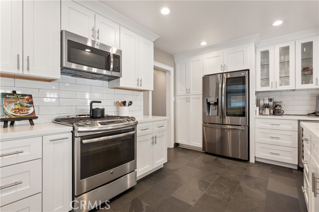 Detail Gallery Image 7 of 31 For 8844 Villanova Ave, Los Angeles,  CA 90045 - 5 Beds | 4 Baths