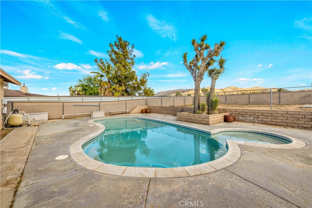 https://media.crmls.org/medias/852b8782-6046-43fa-9523-f32ee2282ded.jpg?preset=X-Large