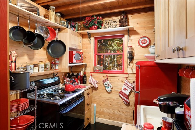 Detail Gallery Image 13 of 31 For 529 West Victoria Ct, Lake Arrowhead,  CA 92352 - 2 Beds | 1 Baths