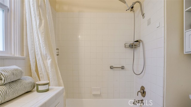 525 N Mariposa Street, Burbank CA: https://media.crmls.org/medias/852e0407-544f-4252-9e97-a219b4c94565.jpg