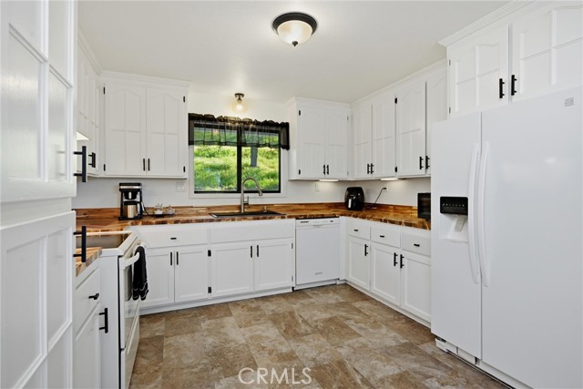 Detail Gallery Image 16 of 33 For 19004 Deer Hill, Hidden Valley Lake,  CA 95467 - 3 Beds | 2 Baths