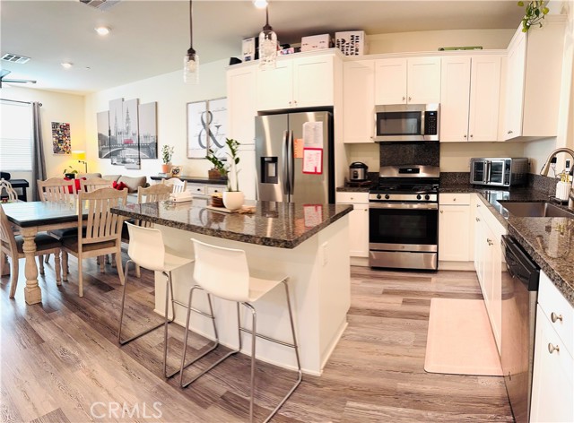 13949 Blossom Way, Eastvale CA: https://media.crmls.org/medias/8533b8dd-e8b9-4491-9c55-0c28693296d2.jpg