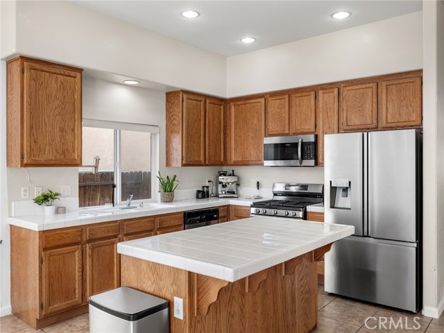 Detail Gallery Image 5 of 32 For 17557 Caprice, Victorville,  CA 92395 - 3 Beds | 2 Baths