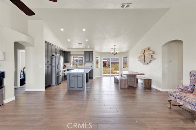 Detail Gallery Image 3 of 52 For 23661 Laurel, Apple Valley,  CA 92308 - 4 Beds | 3 Baths