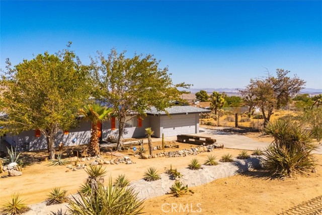 Detail Gallery Image 2 of 54 For 60258 La Mirada Trl, Joshua Tree,  CA 92252 - 2 Beds | 1 Baths