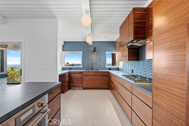 Detail Gallery Image 7 of 29 For 7512 Rindge Ave, Playa Del Rey,  CA 90293 - 3 Beds | 3 Baths