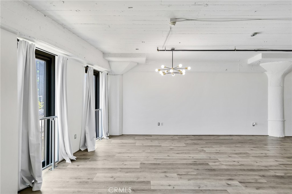https://media.crmls.org/medias/853b0253-4b67-4f1b-91cc-6217cc046ab6.jpg?preset=X-Large