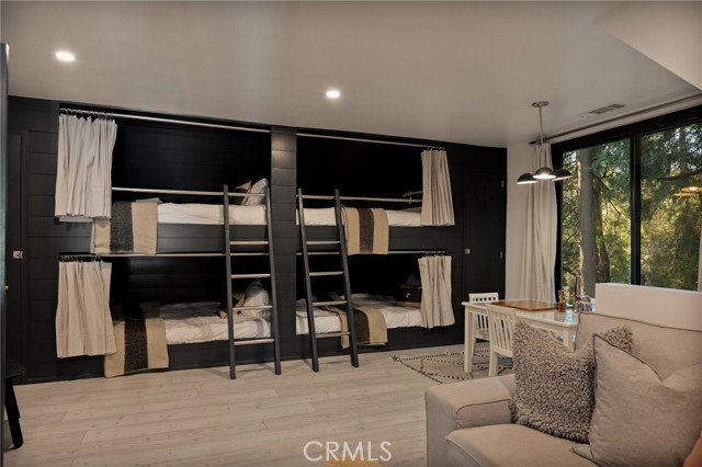 Detail Gallery Image 4 of 30 For 252 Crest Cir, Lake Arrowhead,  CA 92352 - 3 Beds | 2 Baths