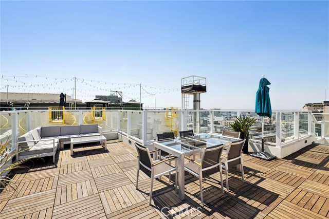 939 S BROADWAY, Los Angeles CA: https://media.crmls.org/medias/85425118-315e-4460-9881-91d741c81c52.jpg