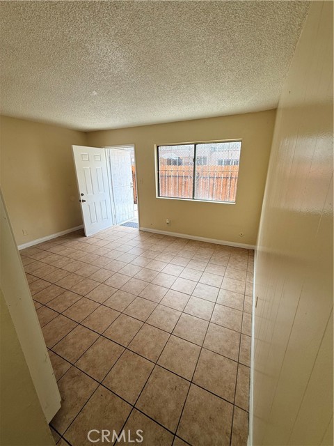 Detail Gallery Image 8 of 21 For 426 E 79th St #1,  –,  CA 90003 - 2 Beds | 1 Baths