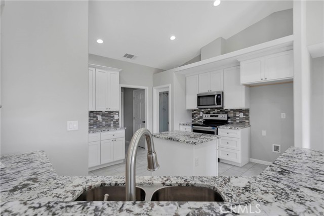 Detail Gallery Image 15 of 34 For 10376 Portland Ave, Hesperia,  CA 92345 - 4 Beds | 2/1 Baths