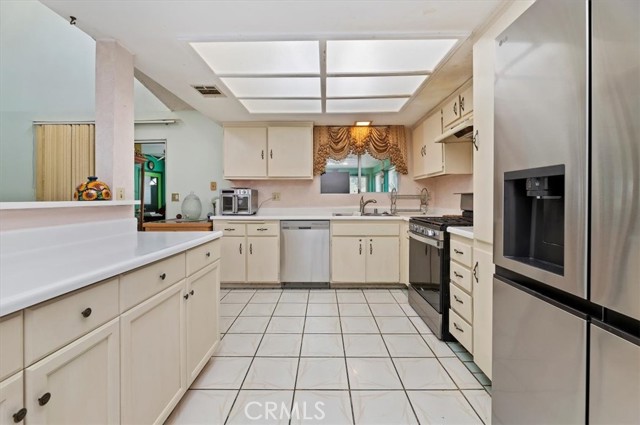 Detail Gallery Image 12 of 44 For 6184 Mandy, San Bernardino,  CA 92407 - 7 Beds | 4 Baths