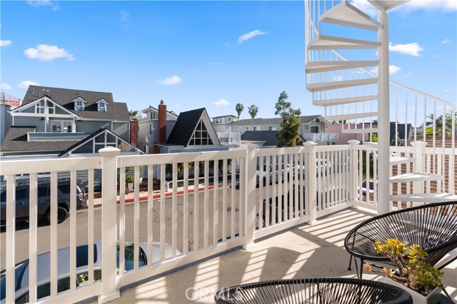 Detail Gallery Image 37 of 60 For 315 Lugonia St, Newport Beach,  CA 92663 - 4 Beds | 4 Baths