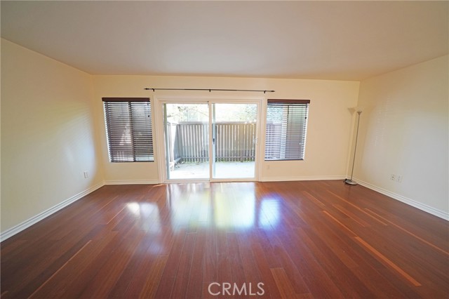 Detail Gallery Image 4 of 17 For 18350 Hatteras Street, Tarzana,  CA 91356 - 2 Beds | 2 Baths