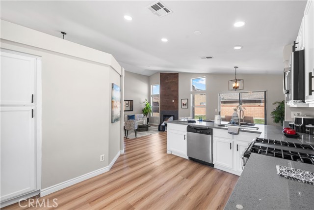 37011 Zinnia Street, Palmdale CA: https://media.crmls.org/medias/8559e94d-f27c-4e7e-b15b-9671f567fab0.jpg