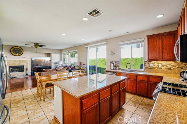 Detail Gallery Image 11 of 27 For 13302 Patricia Ln, Moreno Valley,  CA 92553 - 4 Beds | 3 Baths